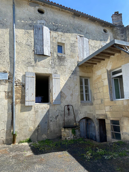 French property for sale in Saint-Jean-d'Angély, Charente-Maritime - €140,000 - photo 9