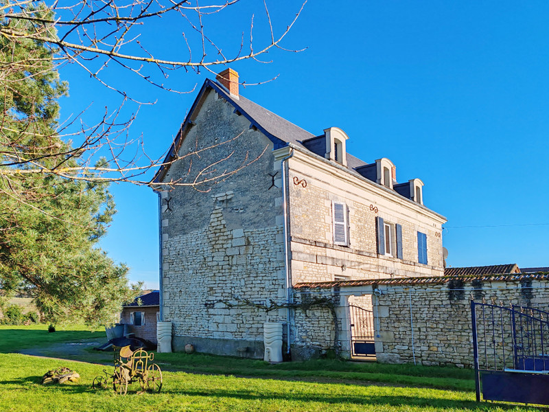 Maison à vendre à Saint-Gervais-les-Trois-Clochers, Vienne - 213.978 € - photo 1