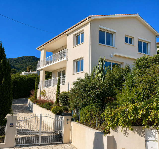 French property for sale in Cavalaire-sur-Mer, Var - €1,650,000 - photo 2