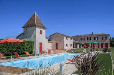 Propriété haut de gamme en style de Quercy avec gîte séparé et grande piscine sur 1,2 ha de terrain, à distance de marche du centre du village.
