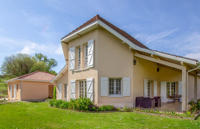 TWO HOUSES IN SALIES-DE-BÉARN - STYLISH CONTEMPORARY VILLA + GUEST COTTAGE + LOVELY GARDEN OF 2,000m²: these two architect-designed houses are ideal for a spacious family home, a holiday home, to rent out long-term or for a small gîte/B&B business...