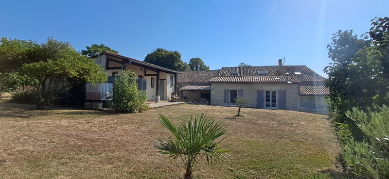 Propriété à vendre à Gardes-le-Pontaroux, Charente - 449 400 €