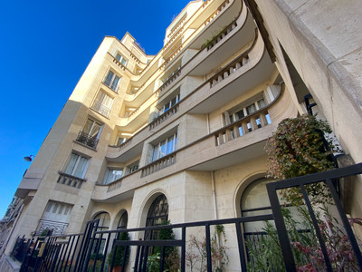 Paris 7th, rue de l'Université, charming duplex of 40m ² in a beautiful old building of the 30s 