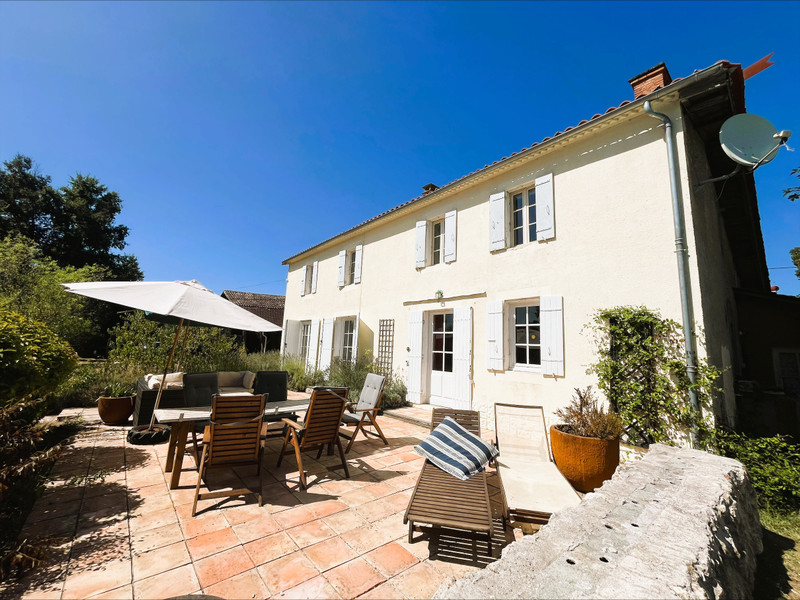 Maison à vendre à Clérac, Charente-Maritime - 299.999 € - photo 1