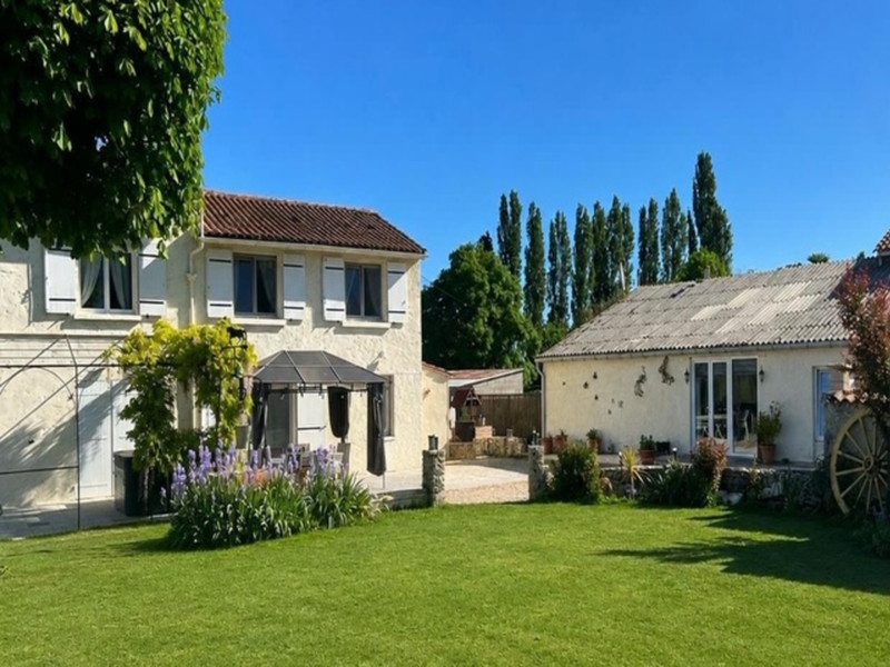 French property for sale in Nantillé, Charente-Maritime - €499,999 - photo 0