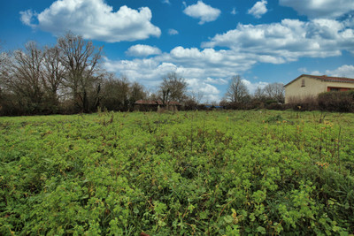 Terrain à vendre à Oradour-Fanais, Charente, Poitou-Charentes, avec Leggett Immobilier