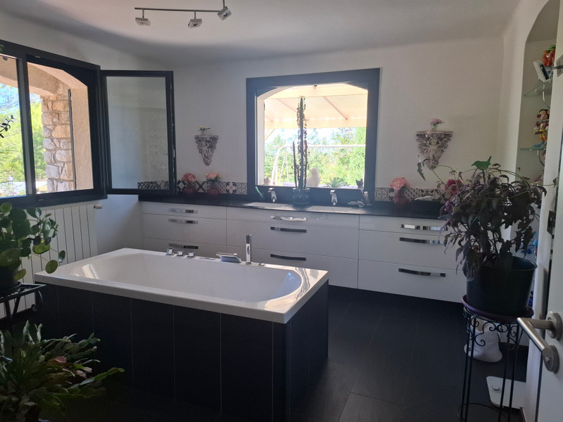 French property for sale in La Verdière, Var - €630,000 - photo 4