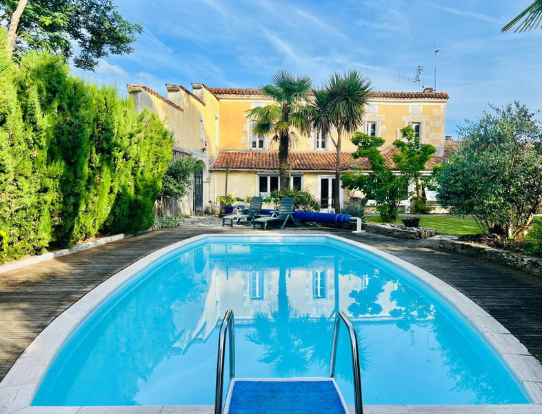Maison à vendre à Brossac, Charente - 365.000 € - photo 1