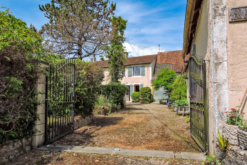 French property for sale in Montignac, Dordogne - €370,000 - photo 2