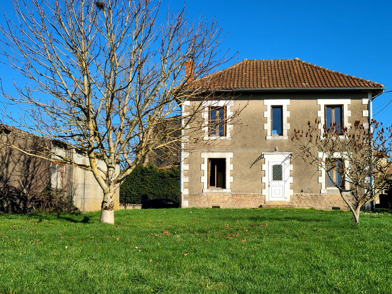 Maison à vendre à Pleuville, Charente - 118 000 € - photo 1