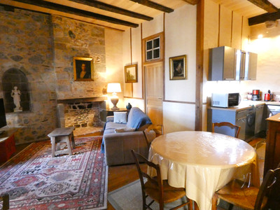 Prestigious 14th century residence tastefully renovated: 3 spacious apartments and 3 commercial premises. 