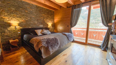 Brand new luxury 5 bedroom chalet for sale in Serre Chevalier with garden and large garage.