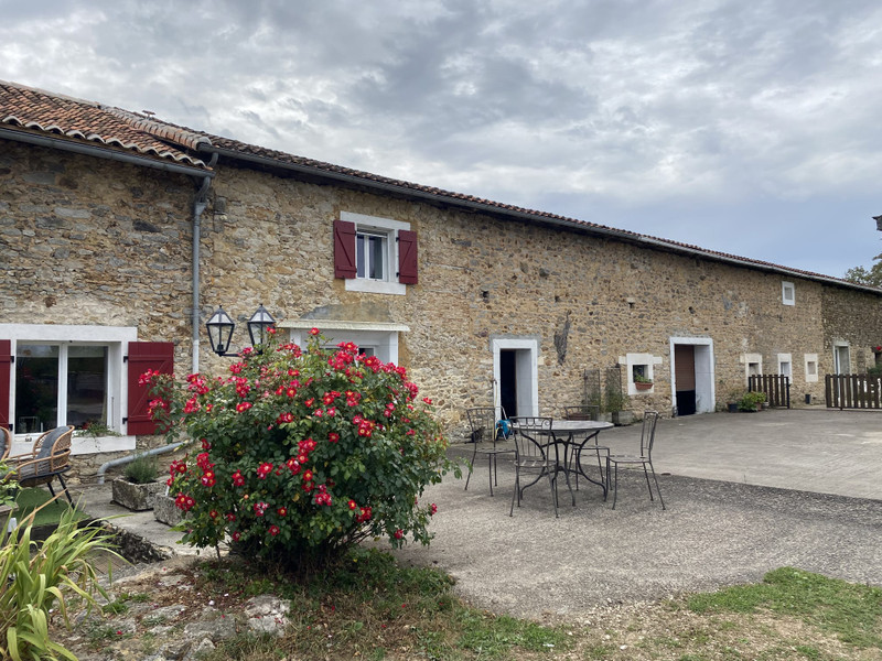 Maison à vendre à Terres-de-Haute-Charente, Charente - 304.950 € - photo 1