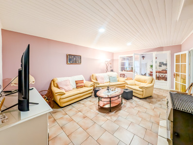 French property for sale in Montendre, Charente-Maritime - €327,500 - photo 3