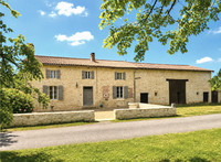 Propriété à vendre à Nanteuil-en-Vallée, Charente - 320 000 € - photo n°1