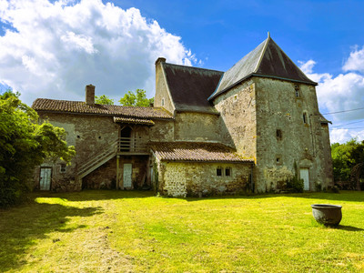 Chateau à vendre à Oroux, Deux-Sèvres, Poitou-Charentes, avec Leggett Immobilier