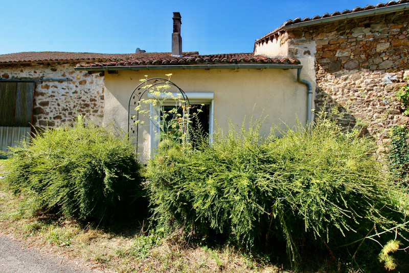 French property for sale in Écuras, Charente - €88,000 - photo 3