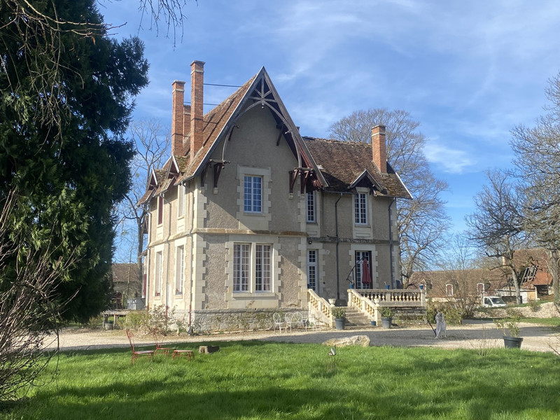 Maison à vendre à Arcomps, Cher - 650.000 € - photo 1