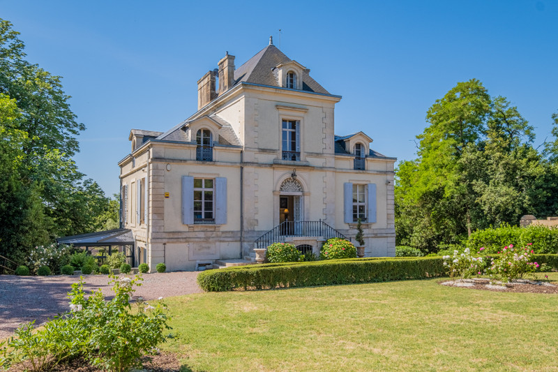 Chateau for sale in Niort DeuxSèvres Superb 19th cent. manor house