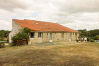 Maison à vendre à Saint-Martin-des-Fontaines, Vendée - 313 000 € - photo 1