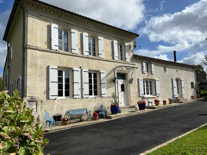 French property for sale in Pérignac, Charente-Maritime - €525,000 - photo 0