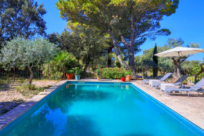 
LAGNES, LUBERON - Spacious bastide with cottages, extensive grounds, a pool, and stunning panoramic views!