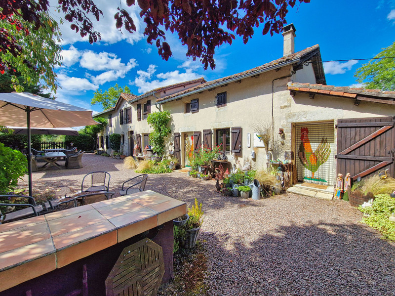 Maison à vendre à Épenède, Charente - 349.000 € - photo 1