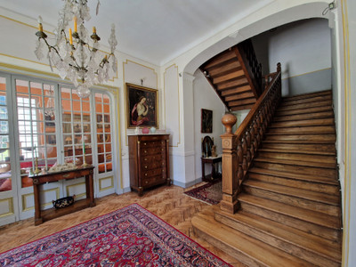 Large mansion of 427m² with a spacious outbuilding on 10 hectares of land.