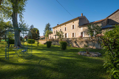 Chateau à vendre à Villefranche-de-Lonchat, Dordogne, Aquitaine, avec Leggett Immobilier