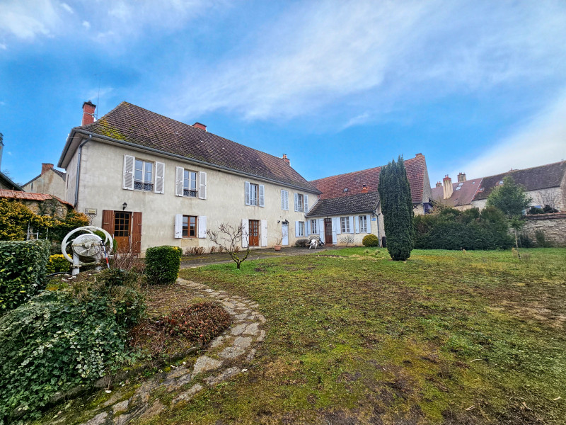 Propriété à vendre à Le Veurdre, Allier - 214 000 €