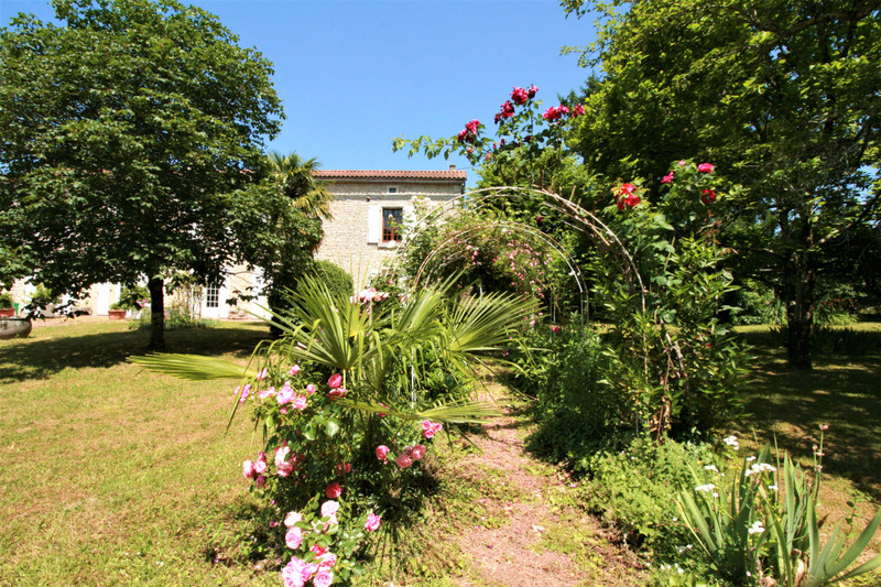 French property for sale in La Rochefoucauld, Charente - &#8364;318,000 - photo 9