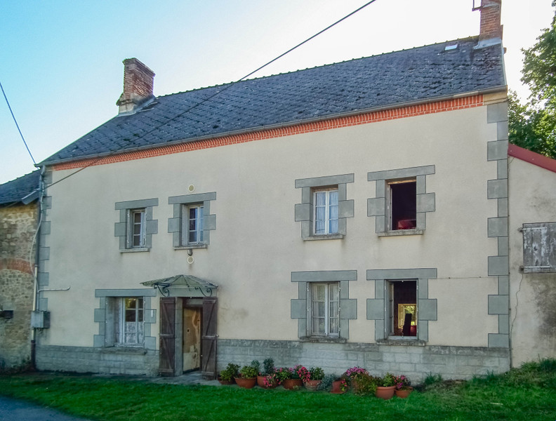 Maison à vendre à Saint-Priest, Creuse - 56 600 € - photo 1
