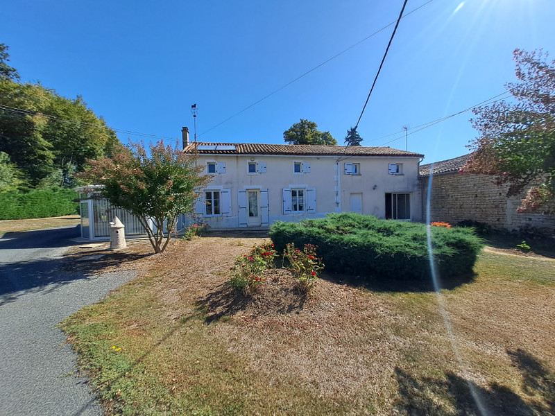 Maison à vendre à Clussais-la-Pommeraie, Deux-Sèvres - 199 000 € - photo 1