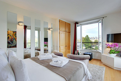 Paris 4, One bedroom property with character, 26m2, Ile de la Cité, 4th floor lift, offering panoramic views