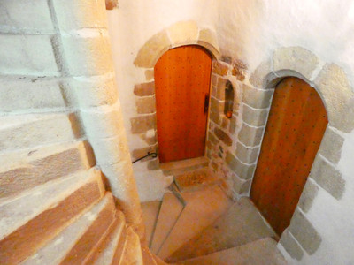 Prestigious 14th century residence tastefully renovated: 3 spacious apartments and 3 commercial premises. 