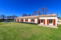 Maison à vendre à Montbron, Charente - 339.200 € - photo 1