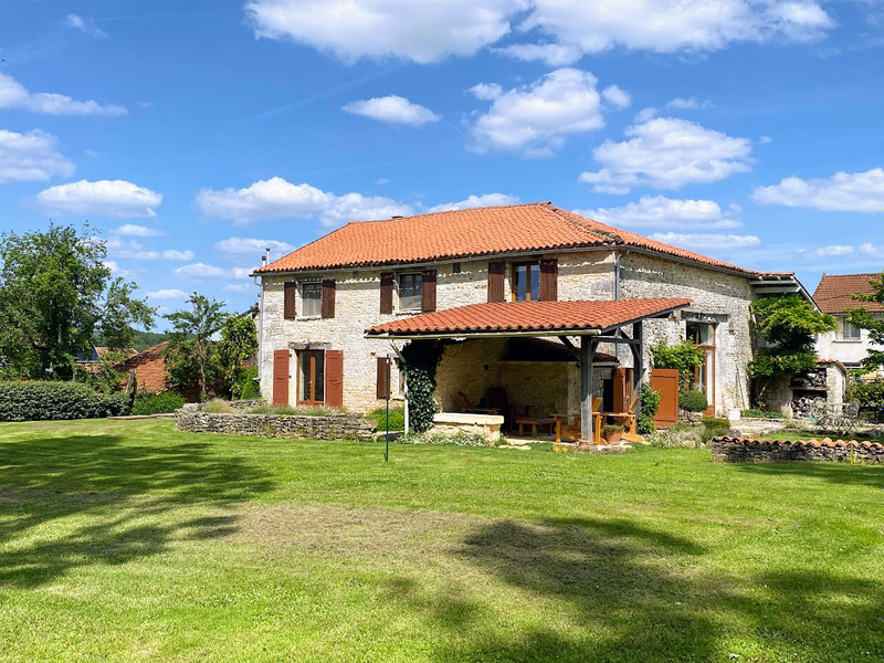 Maison à vendre à Cellefrouin, Charente - 342.600 € - photo 1