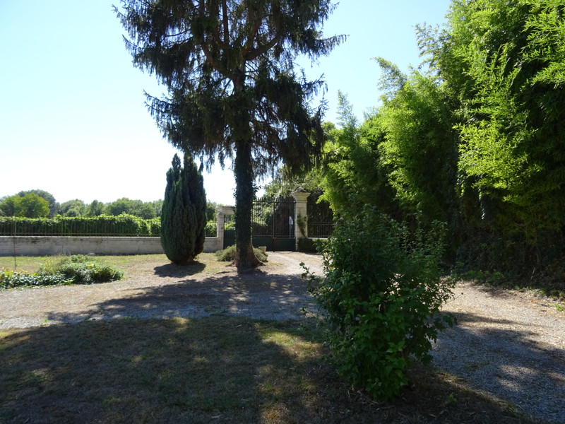 French property for sale in La Couronne, Charente - &#8364;244,680 - photo 3