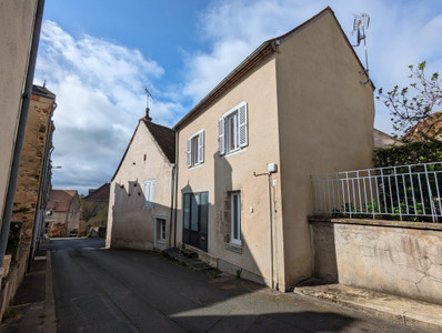 Maison à vendre à Sainte-Sévère-sur-Indre, Indre, Centre, avec Leggett Immobilier