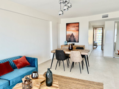 Cannes by the Croisette, a beautiful and bright apartment renovated with a sea view with parking and a cellar.