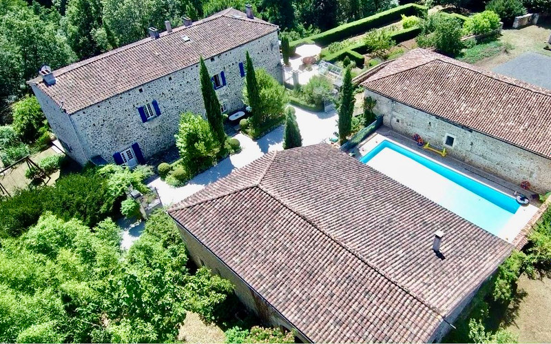 Maison à vendre à Vouthon, Charente - 850.000 € - photo 1