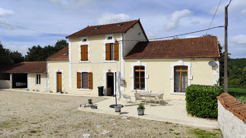 Maison à vendre à Poursac, Charente - 214.995 € - photo 1