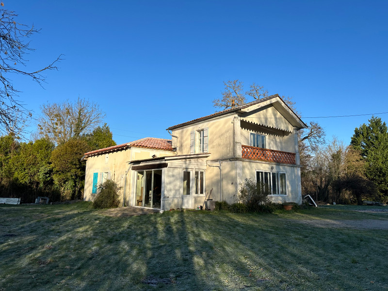 Maison à vendre à Reignac, Charente - 231 976 € - photo 1