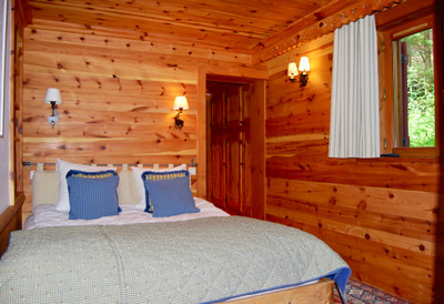 Exclusive chalet with great views, private parking only 77 m from the ski piste in Courchevel 1850; sleeps 12 