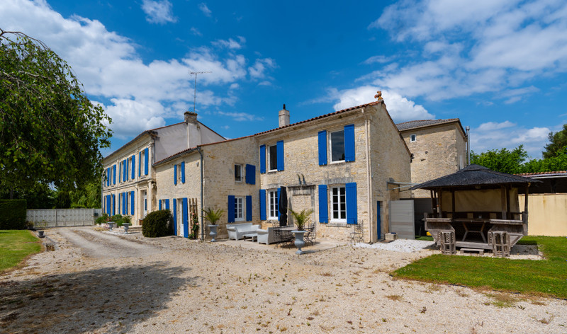 Propriété à vendre à Vouhé, Charente-Maritime - 687 750 €