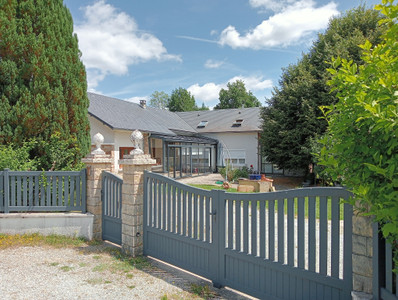 Maison à vendre à Neuvic, Corrèze, Limousin, avec Leggett Immobilier