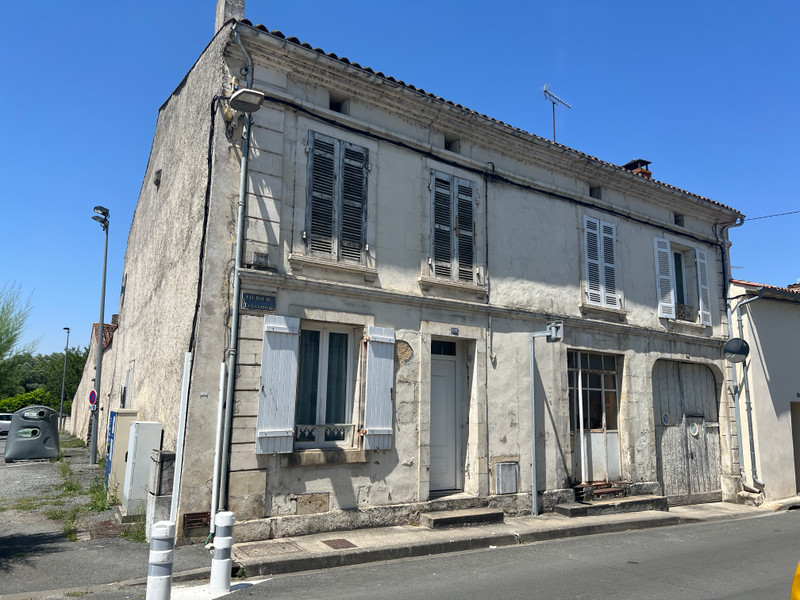 Maison à vendre à Saint-Jean-d'Angély, Charente-Maritime - 140.000 € - photo 1