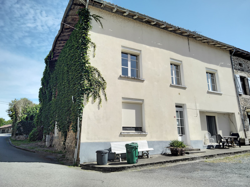 Maison à vendre à Les Salles-Lavauguyon, Haute-Vienne - 223 650 € - photo 1
