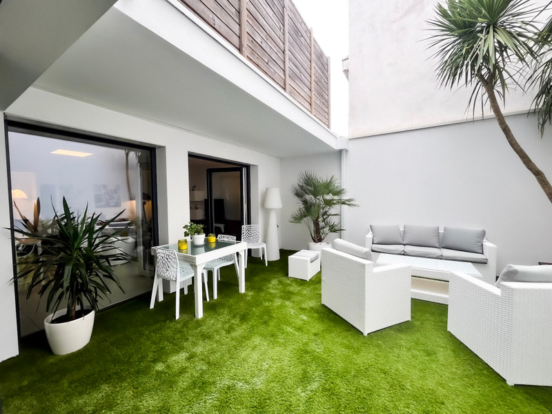 French property for sale in La Rochelle, Charente-Maritime - €666,500 - photo 2
