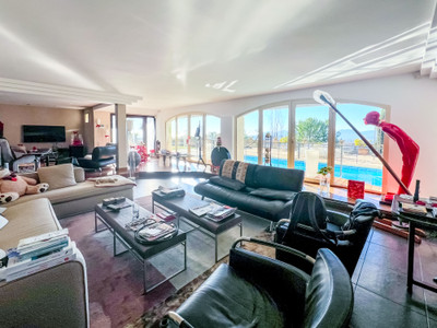 Mougins, magnificent 7-room house with heated swimming pool and stunning sea views.
